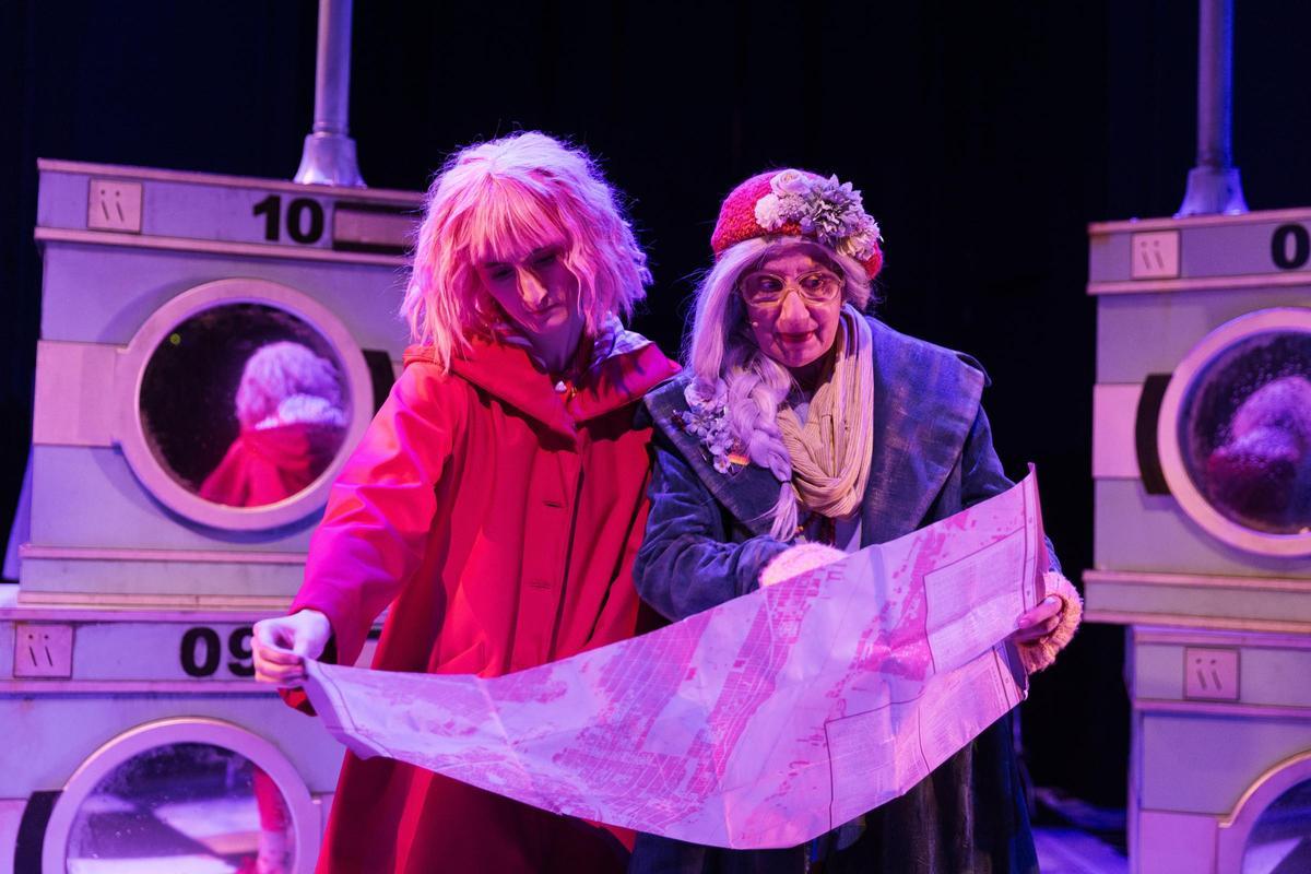 El texto de "Caperucita en Manhattan" es una adaptación de la novela de Carmen Martín Gaite, a cargo de la compañía Teatro de la Abadía.