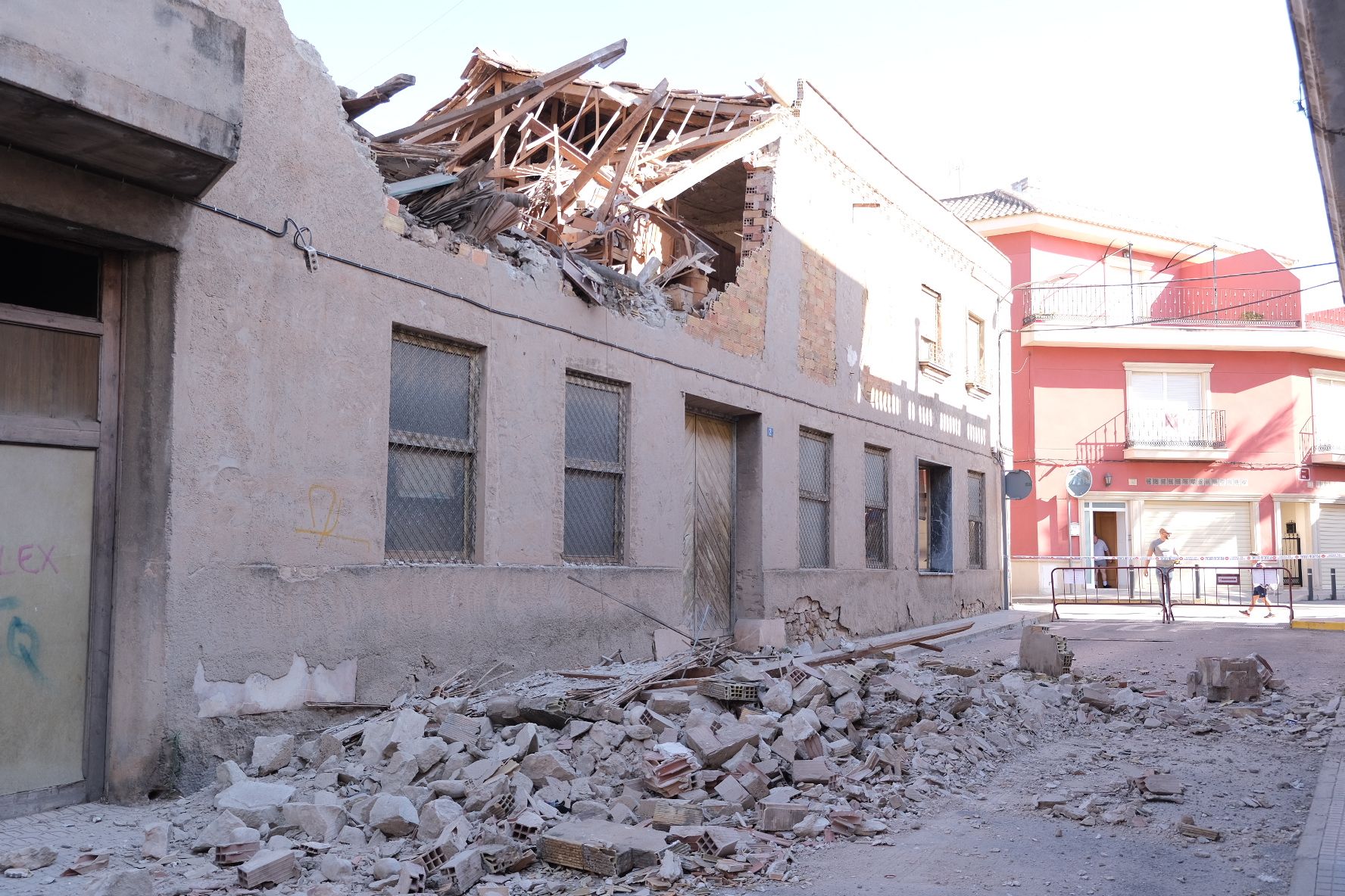 Galería derrumbe de la fachada de una vivienda calle Miguel Hernández Aspe