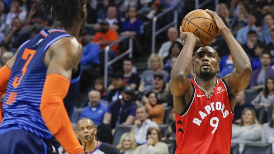 Ibaka durante un partido con los Raptors.