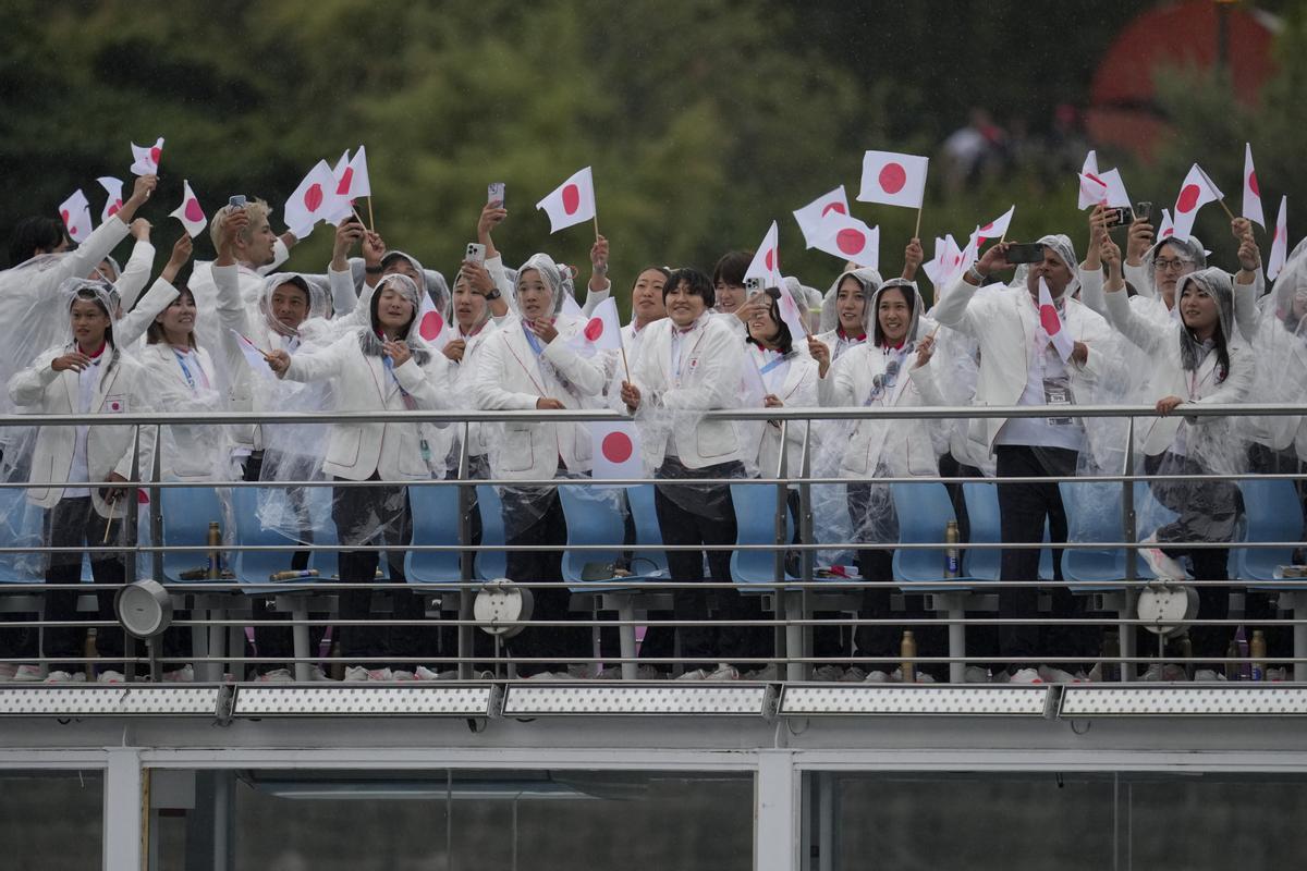 Atletas de Japón viajan en barco por el río Sena en París, Francia, durante la ceremonia de apertura de los Juegos Olímpicos