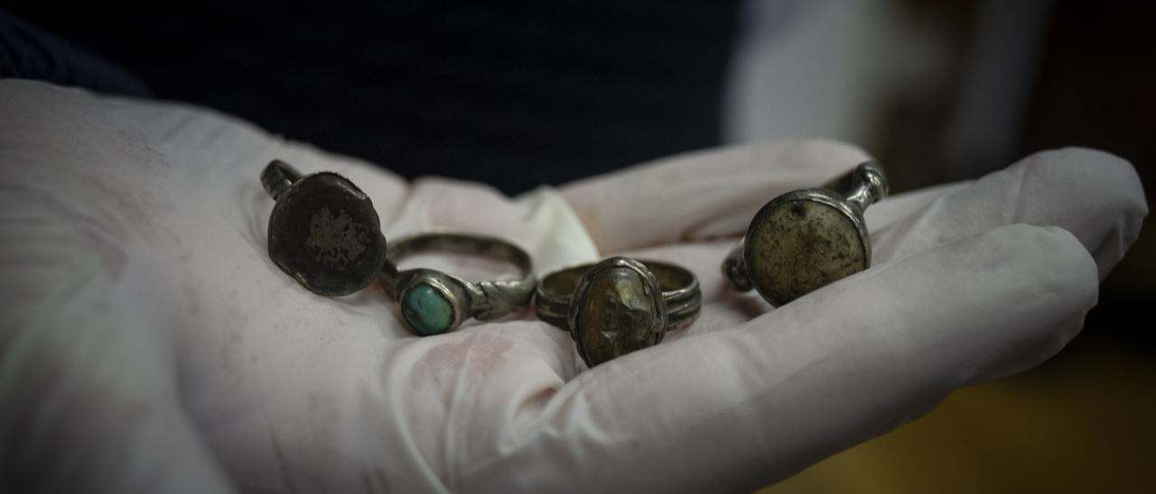 El misterio de los anillos de los obispos santos atrae a investigadores del  CSIC: “Son de plata con una fina capa de oro” - Faro de Vigo