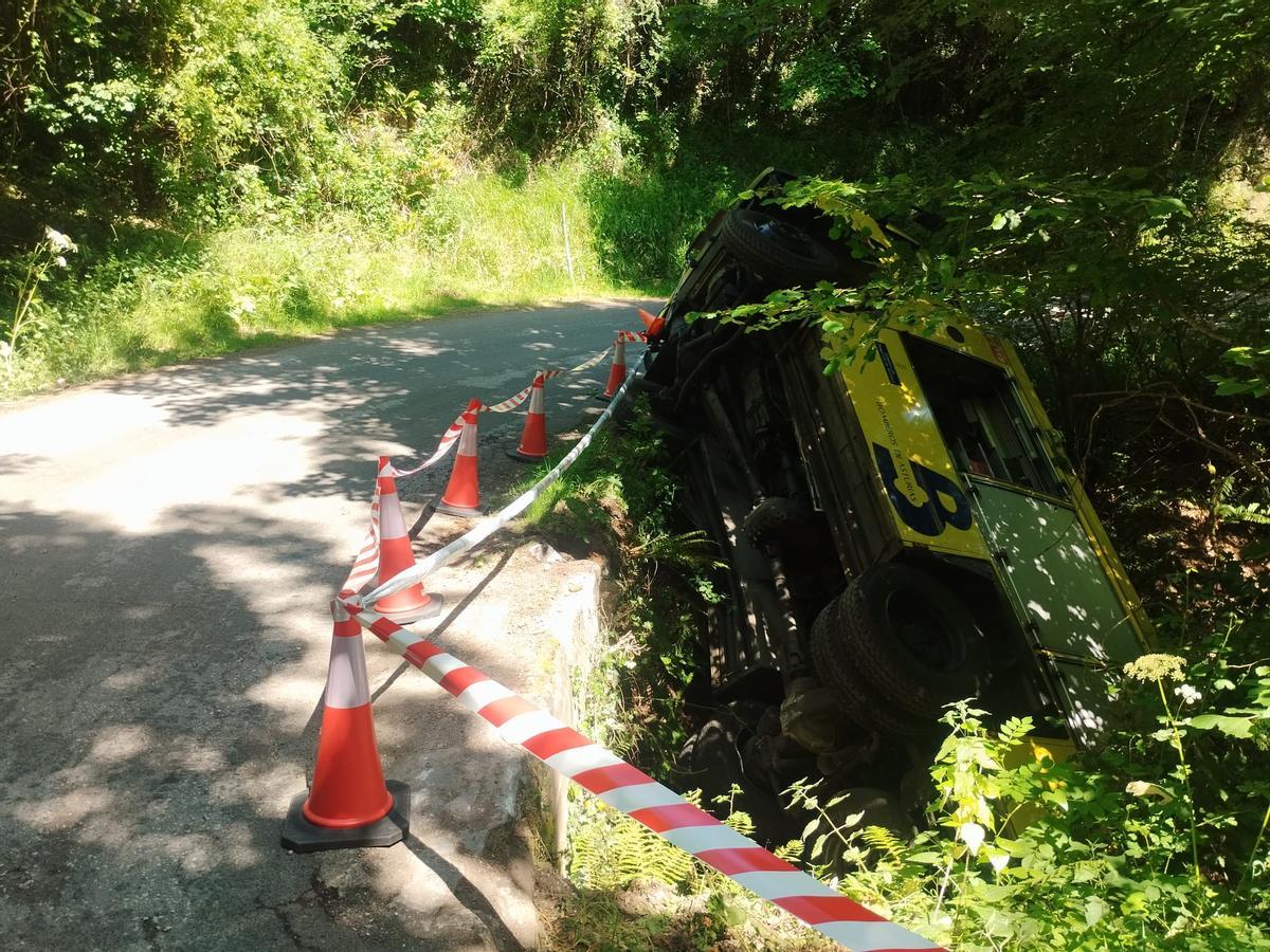 En imágenes, el camión de Bomberos de Asturias volcado en la carretera AS-311, enGrado