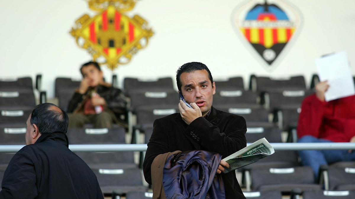 Oltra, en una de sus visitas al SkyFi Castalia, en 2005.