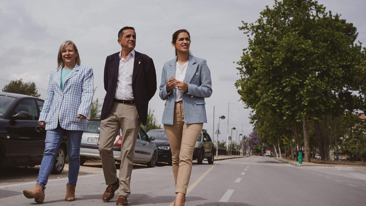 Ainhoa Sánchez, José Antonio Serrano y Carmen Fructuoso, este jueves en la explanada de la Fica