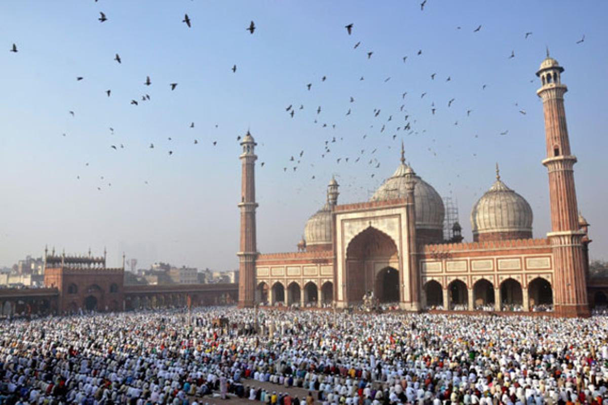 Fidels musulmans resen a la mesquita Jama Masjid amb motiu de l’Id al-Adkha, una de les festivitats més importants del calendari islàmic, a Nova Delhi (Índia).