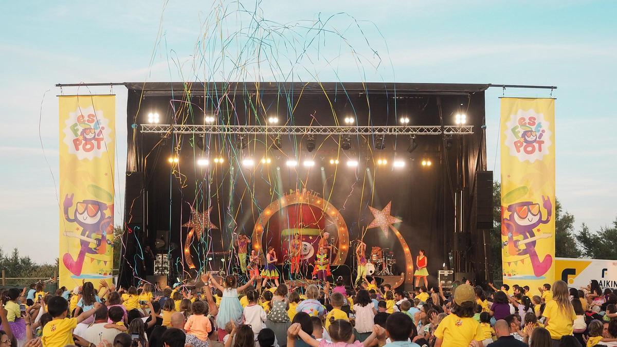 Grans i petits gaudeixen del plat fort del FestiPOT, el concert d'El Pot Petit.