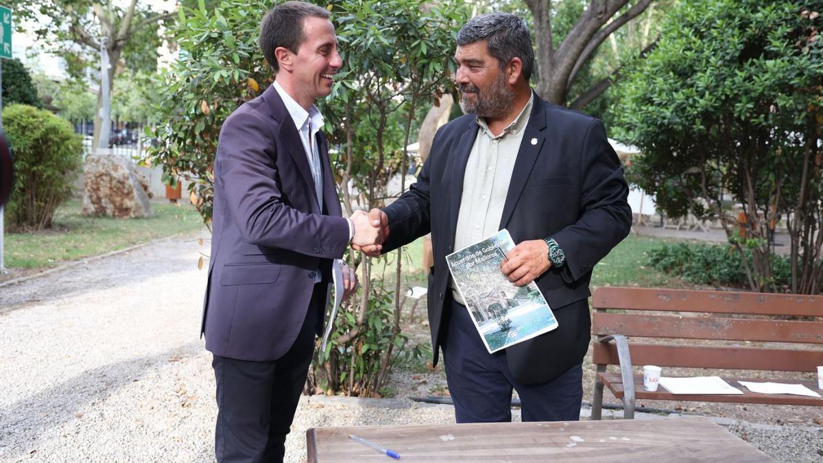 El presidente del Consell, Llorenç Galmés, tras la firma del acuerdo con el líder de Vox, Pedro Bestard. | ISAAC BUJ/E.P.
