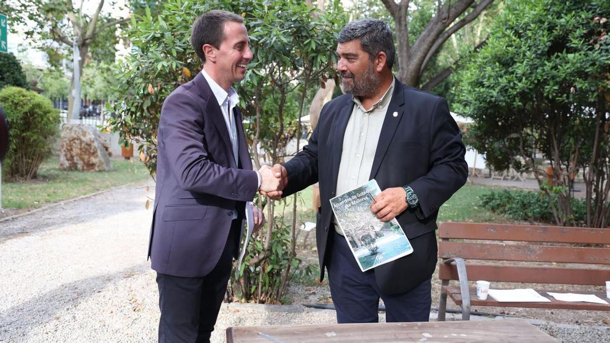 El presidente del Consell, Llorenç Galmés, tras la firma del acuerdo con el líder de Vox, Pedro Bestard. | ISAAC BUJ/E.P.