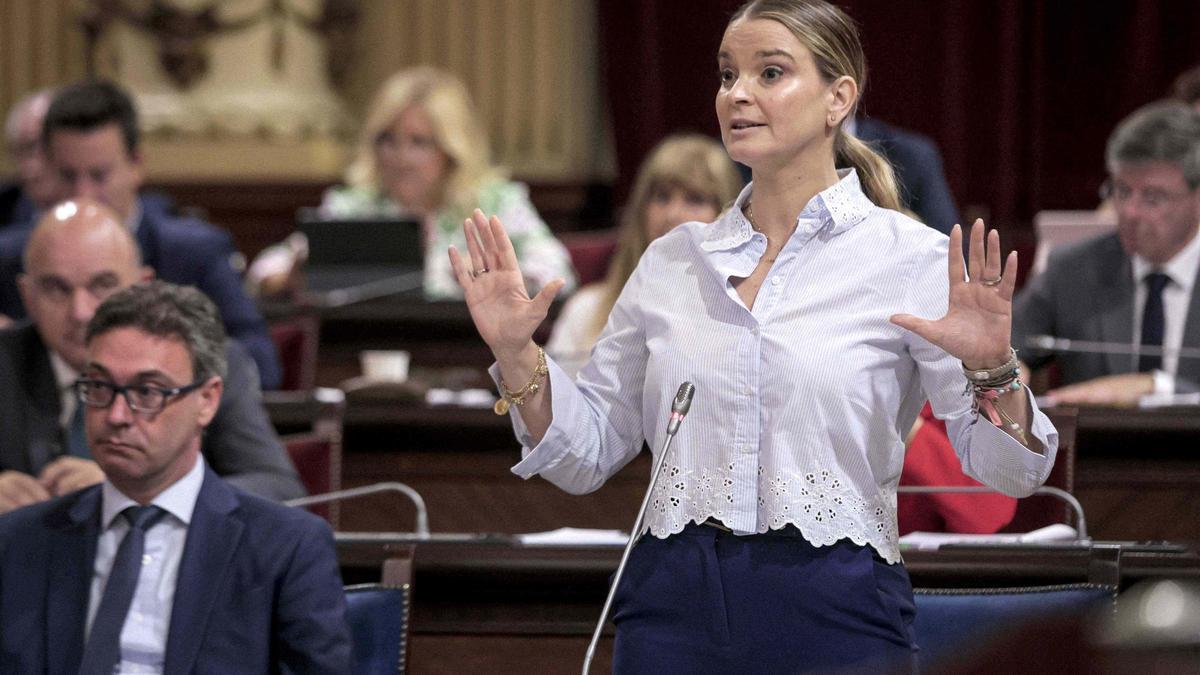 La presidenta del Govern, Marga Prohens, durante un pleno celebrado en el Parlament
