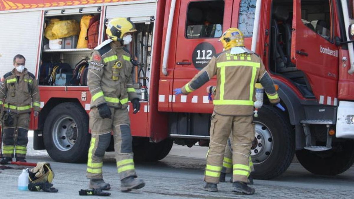 Efectius dels Bombers preparant-se per un servei