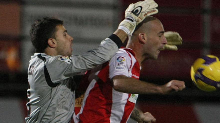 El porter del Sevilla Atlètic, Ruyales, surt a rebutjar una pilota aèria que intenta rematar el davanter del Girona Jito. El barceloní, com quinze dies abans contra l&#039;Hèrcules, va ser l&#039;autor de l&#039;únic gol gironí, que va donar tres punts d&#039;or.