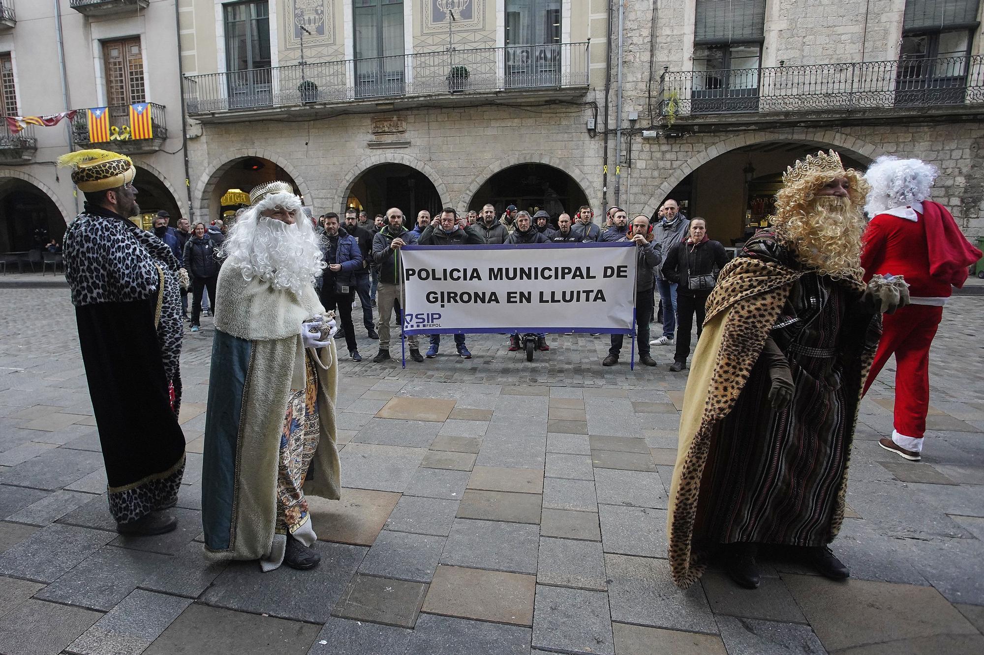 La Policia Municipal es torna a manifestar abans del ple de Girona