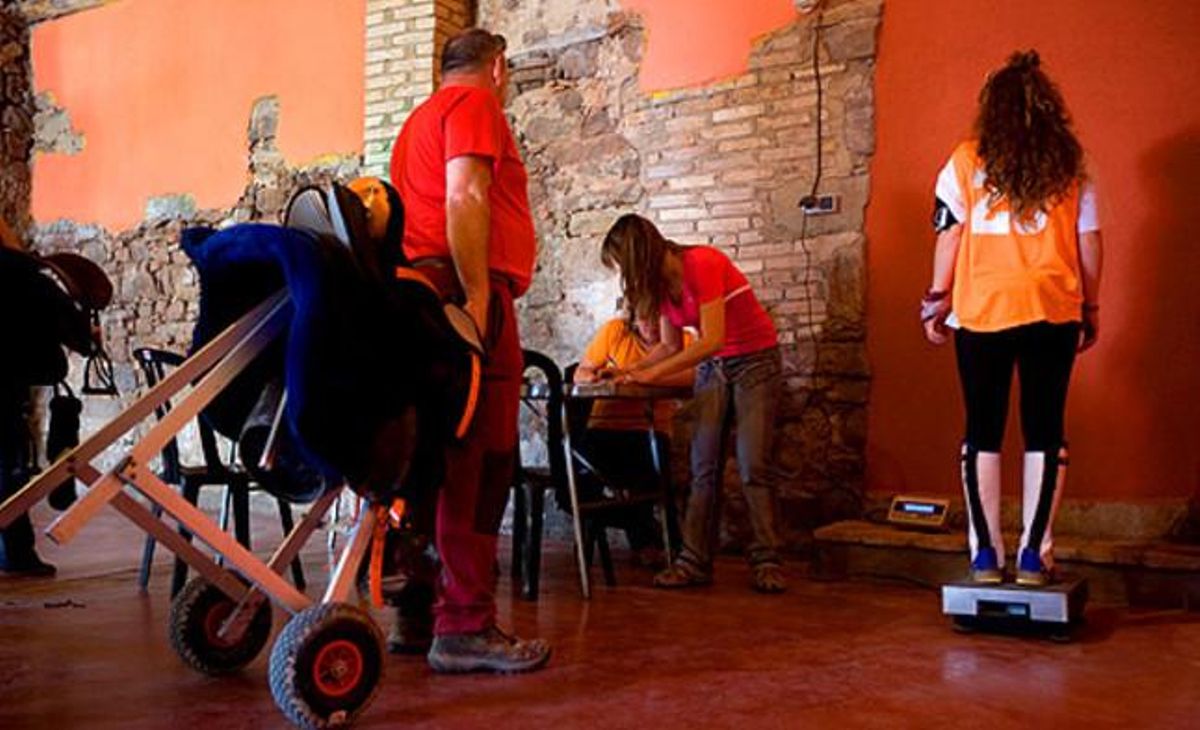 Els genets han de certificar que tenen el pes requerit per participar en la carrera.