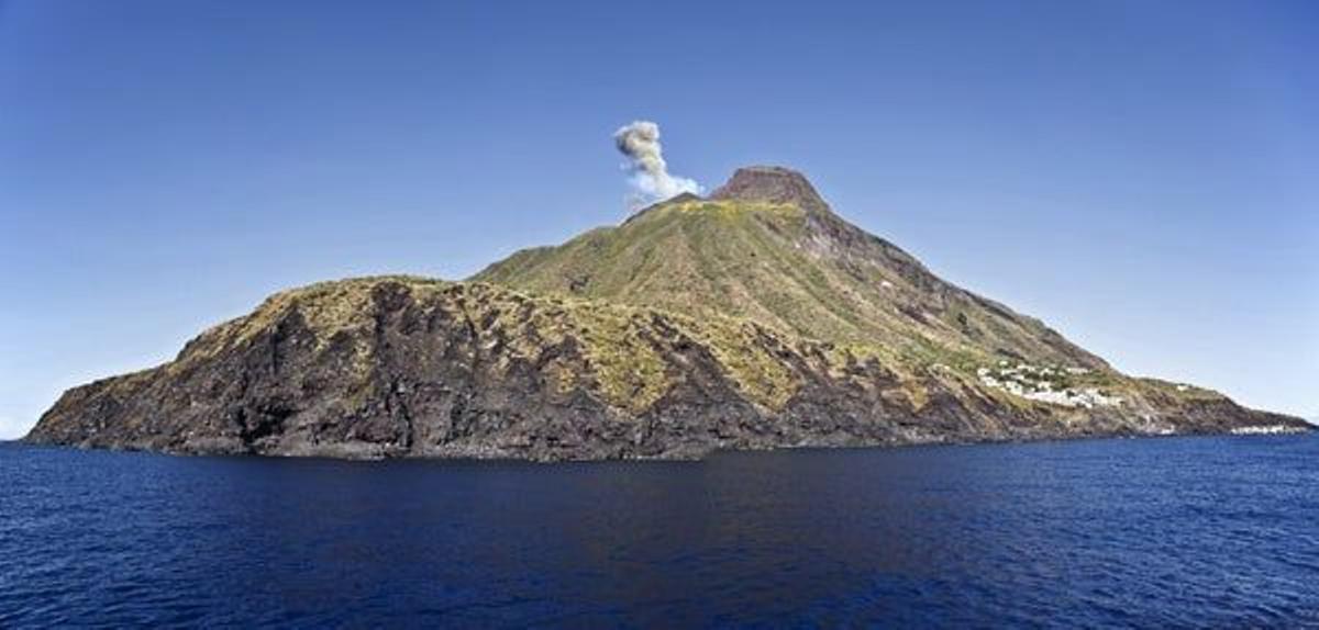 El volcán Strómboli mantiene su actividad y de su cráter aún sigue brotando lava incandescente q
