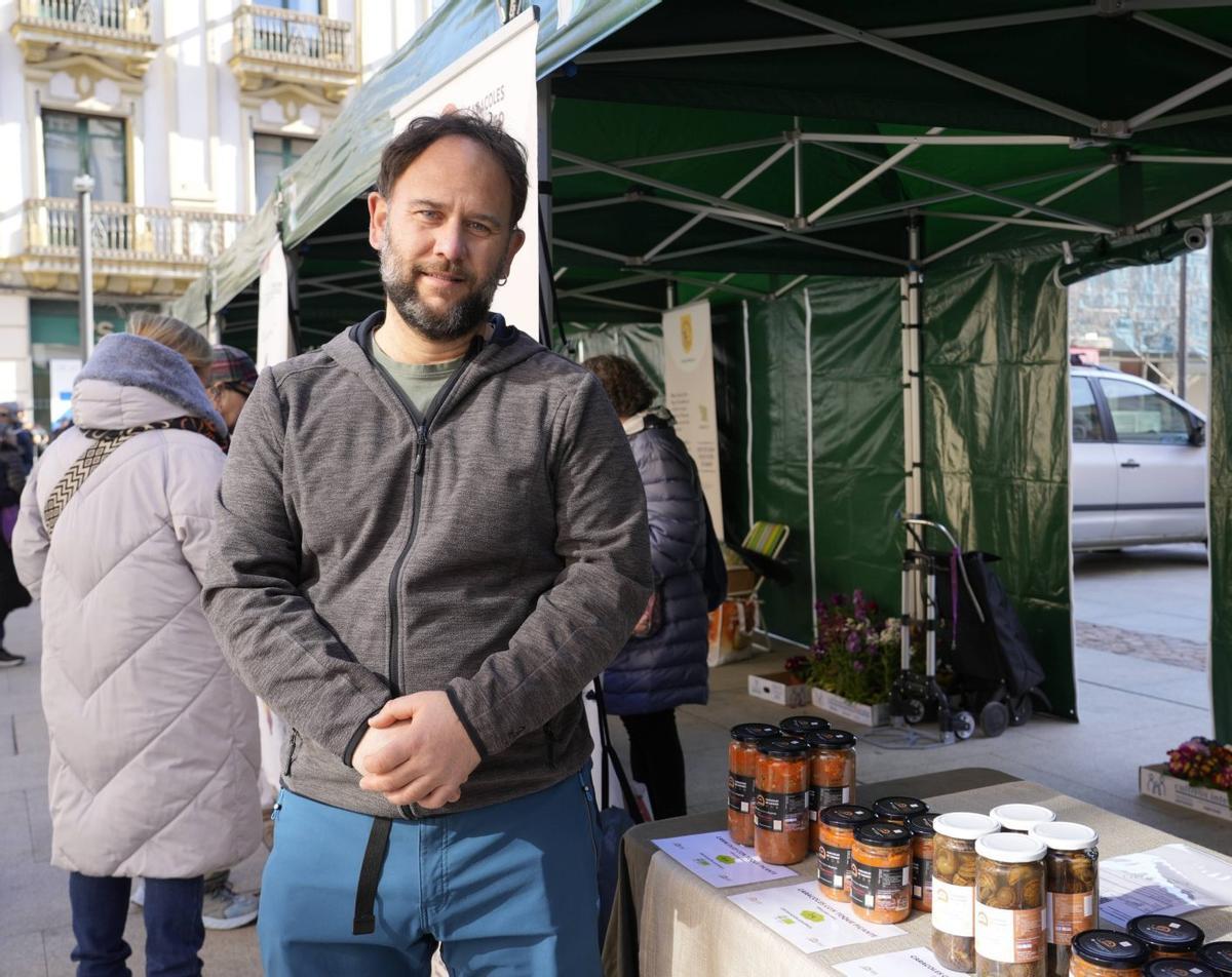 Alejandro Fontanillo durante la pasada edición del Mercado Ecológico de Zamora. | JOSE LUIS FERNÁNDEZ