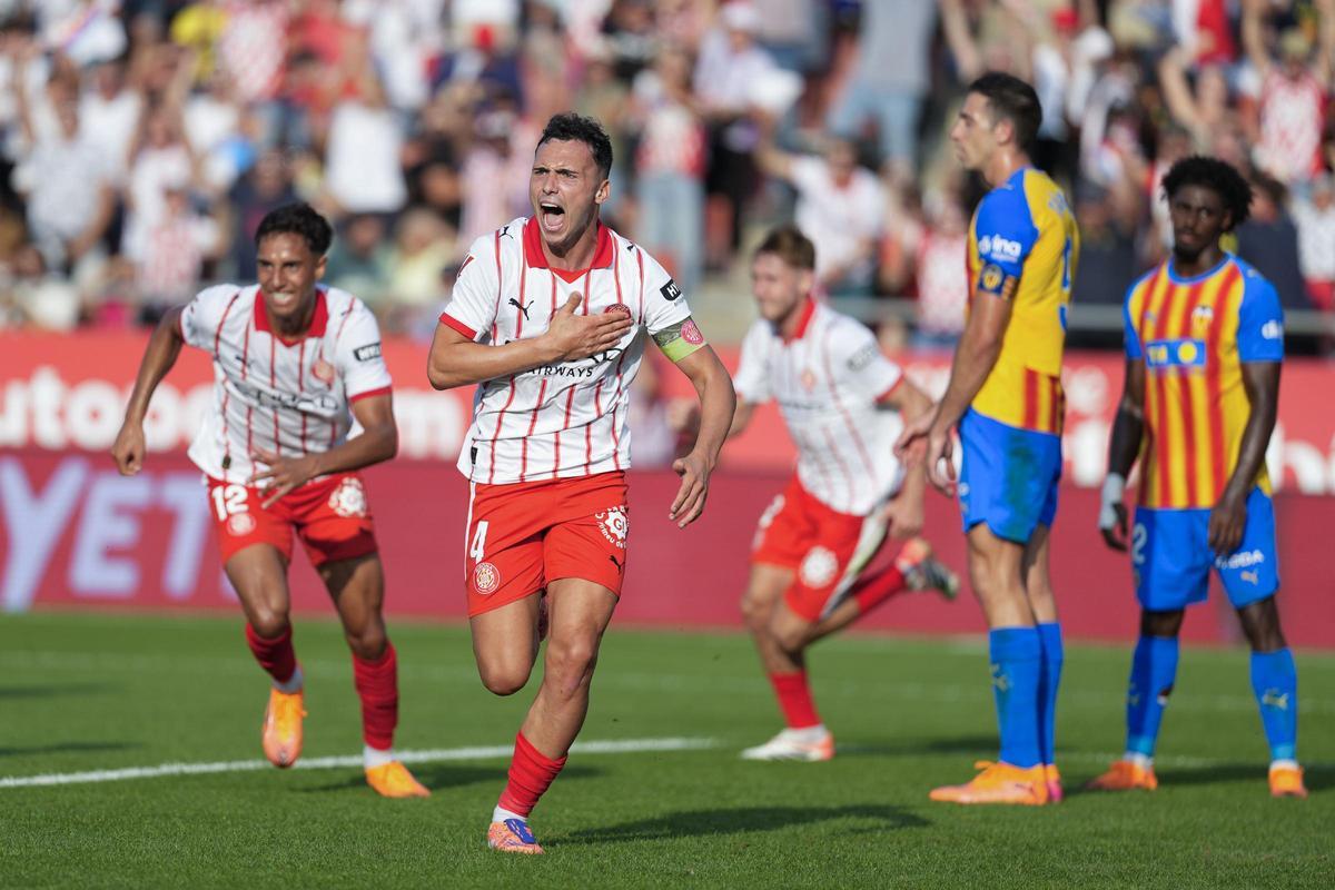 GIRONA, 04/10/2025.-El centrocampista del Girona Arnau MartÃ­nez, celebra su gol contra el Valencia durante el partido de la jornada 8 de la LaLiga EA Sports entre el Girona FC y el Valencia, este sÃ¡bado en el estadio municipal de Montilivi.-EFE/ David Borrat