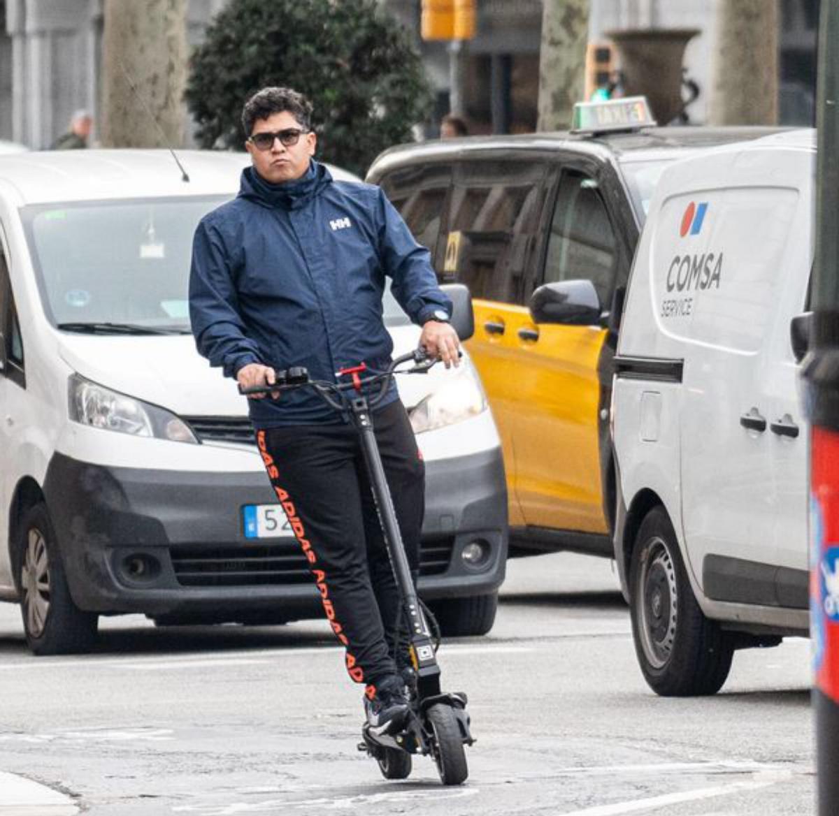 Un patinet al passeig de Gràcia. | MARC ASENSIO