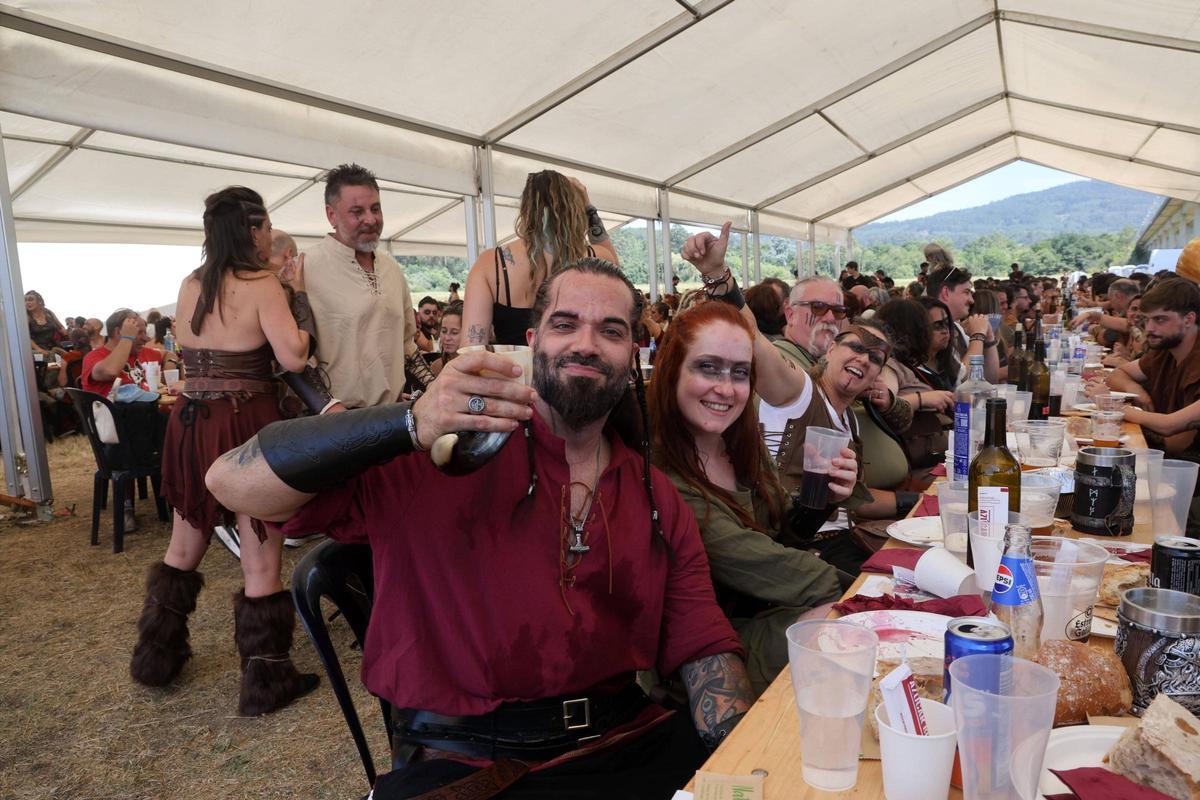 Asistentes al Xantar Vikingo celebrado en las Torres de Oeste de Catoira, donde mañana se celebra el Desembarco de la Romería Vikinga.