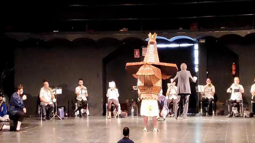 Manresa es retroba amb la festa més tradicional, tot i que sigui a dins del teatre i amb mascareta