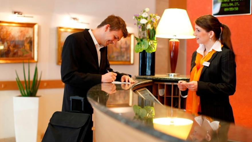 Cómo encontrar trabajo de recepcionista de hotel