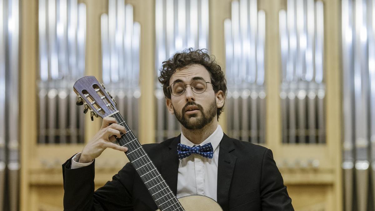 El joven guitarrista cordobés Álvaro Toscano gana el concurso de Juventudes Musicales de España