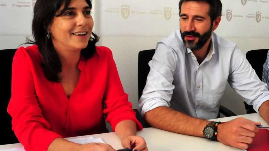 La concejala de Benestar Tania García, y el alcalde Alberto Varela. // Iñaki Abella