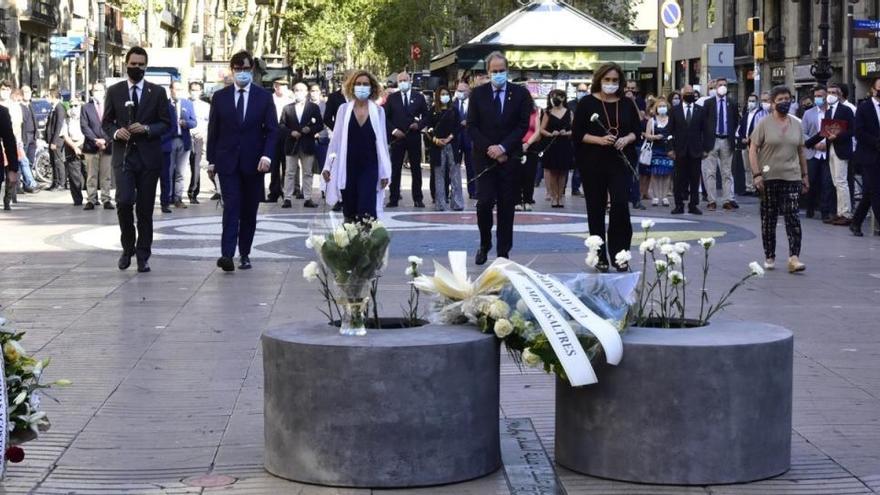 Imatge del minut de silenci a la Rambla, aquest dilluns |