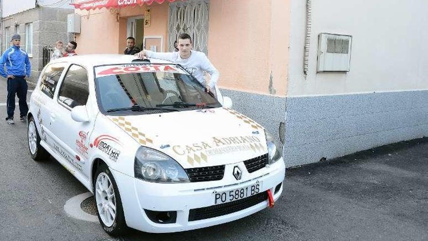 Miguel Leite con su coche en Moaña. // Gonzalo Núñez