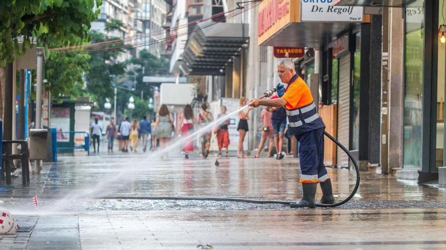 Alicante refuerza el servicio de limpieza por Navidad