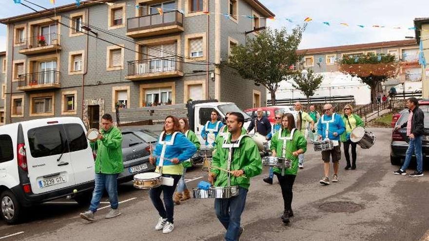 La charanga &quot;Perdíos de los Nervios&quot; en su actuación en Pescadores.