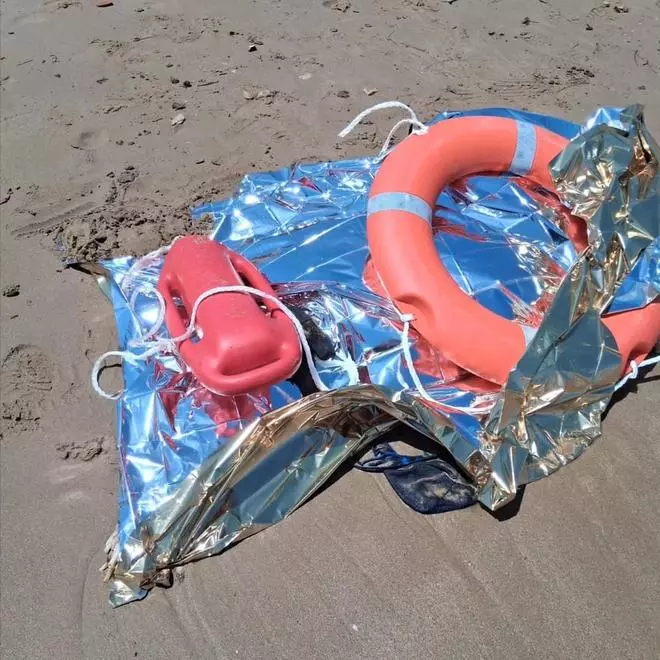 La Guardia Civil investiga el hallazgo de un cadáver arrastrado por el oleaje a la playa de La Mata en Torrevieja