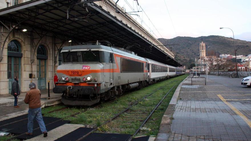 El tren de nit Portbou-París seguirà un any més per la petició dels usuaris