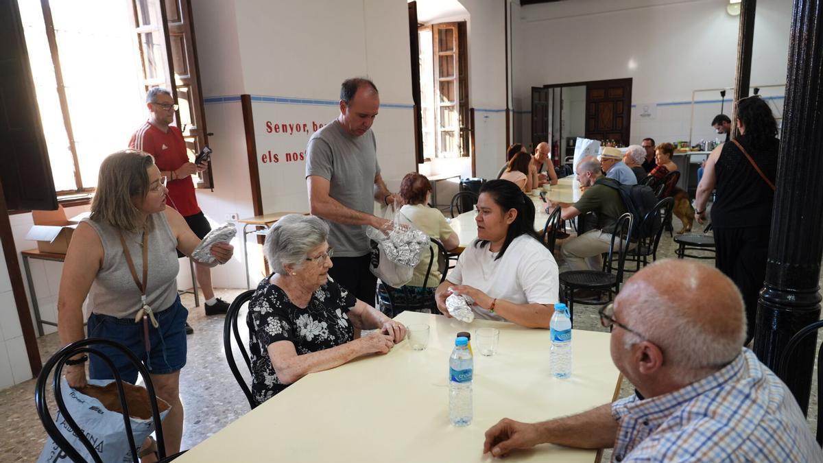 INCENDIO EN CASTELLÓN | «Cogimos lo imprescindible y salimos»: el relato de los evacuados de Azuébar