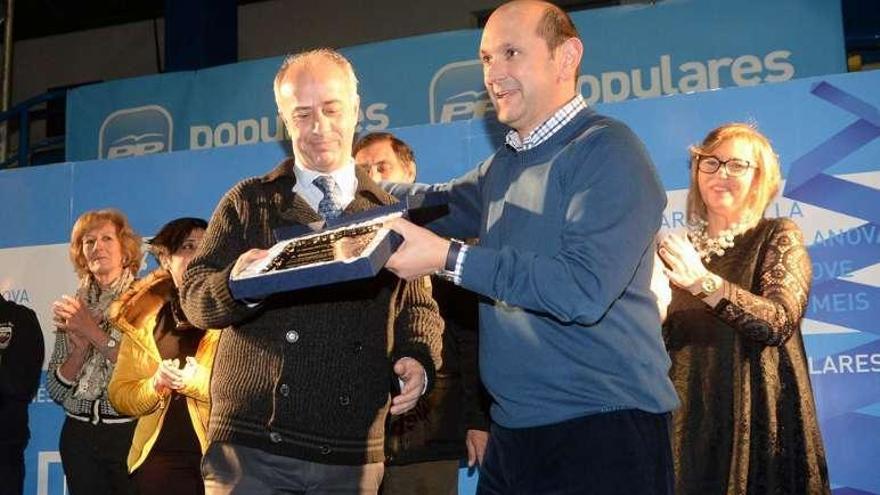 Louzán entrega a Durán la placa por sus dos décadas de alcalde. NP