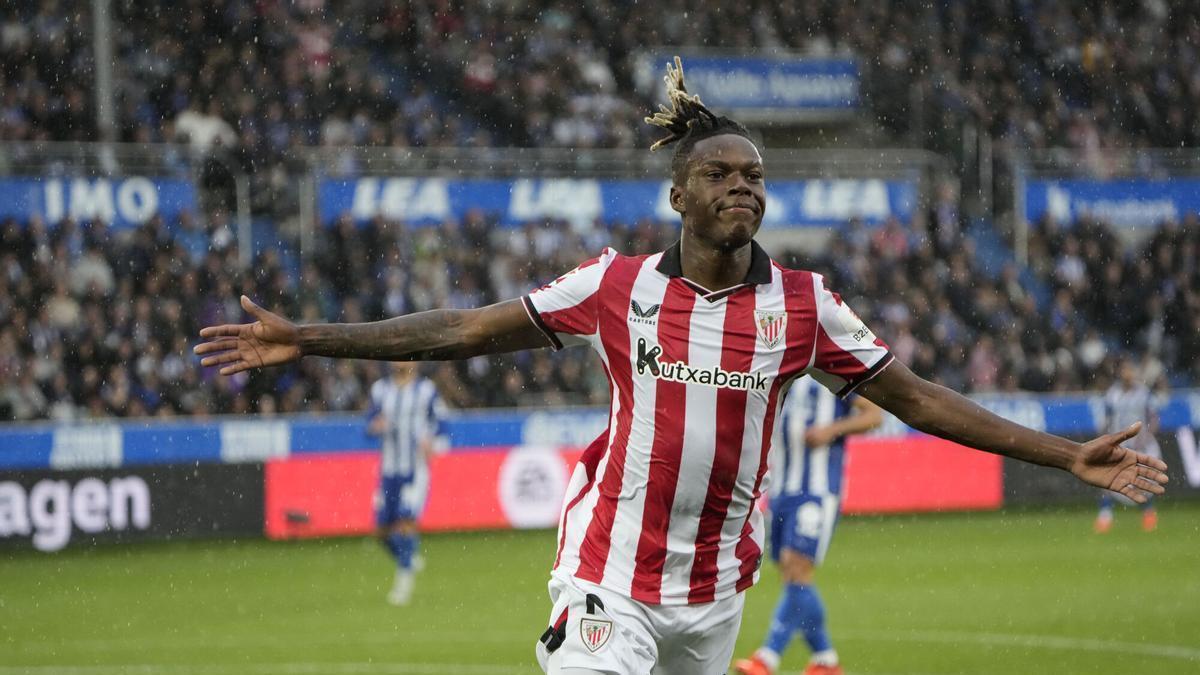 - El delantero del Athletic Nico Williams celebra tras marcar el 2-4, durante el partido de LaLiga de fútbol que Deportivo Alavés y Athletic Club disputaron en el estadio de Mendizorrotza, en Vitoria.