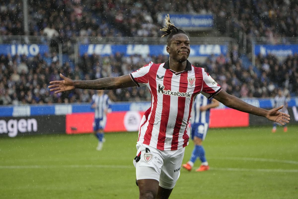 Nico Williams celebra uno de sus goles en Vitoria.