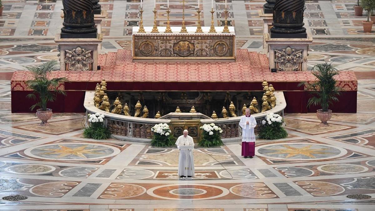 El papa Francisco impate la bendición Urbi et Orbi durante la misa del Domingo de Resurreción, en la basílica de San Pedro del Vaticano.