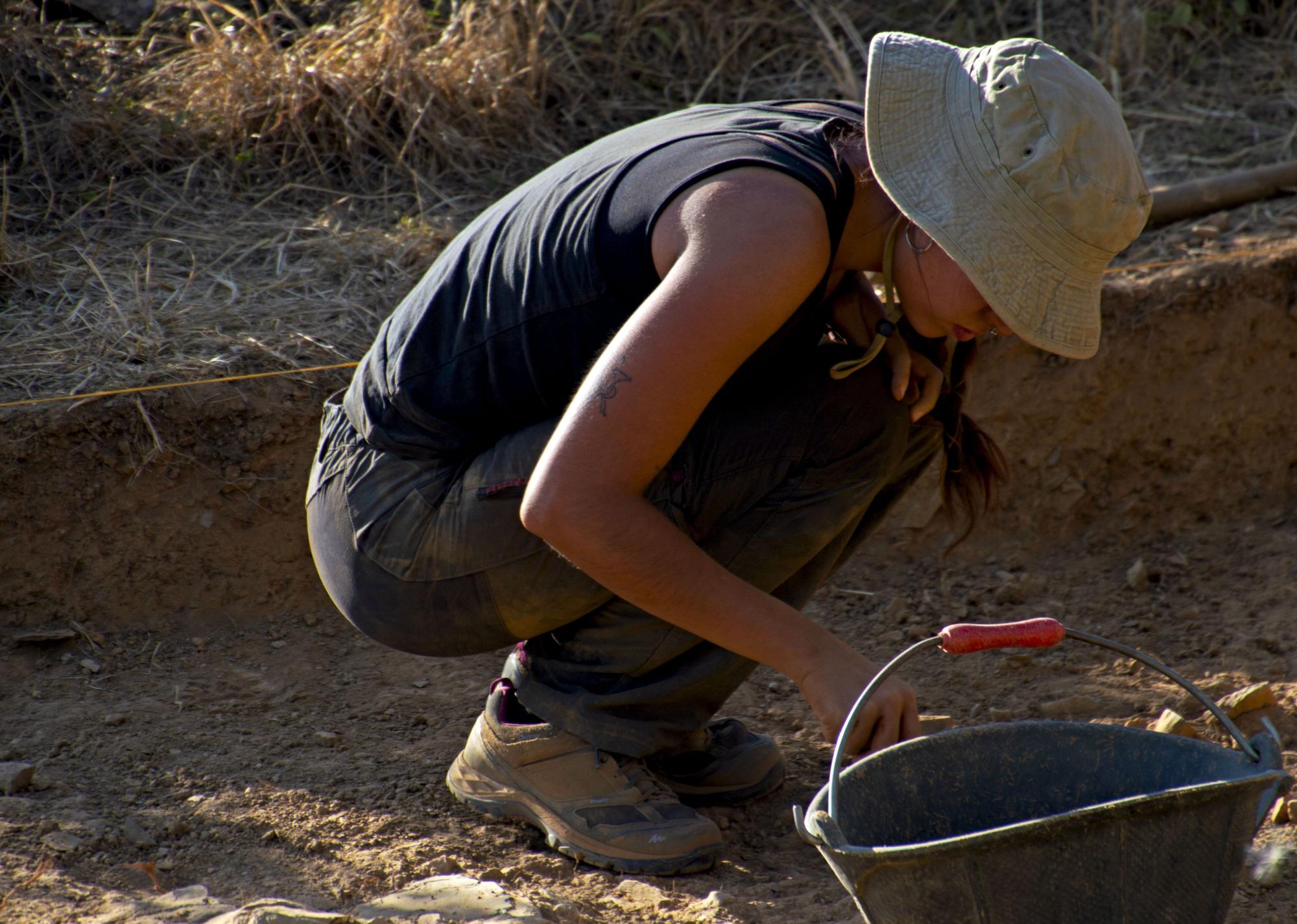 

Una de las mujeres que participa en el proyecto y
el director de la excavación, Francisco Javier González. | Ch. S.