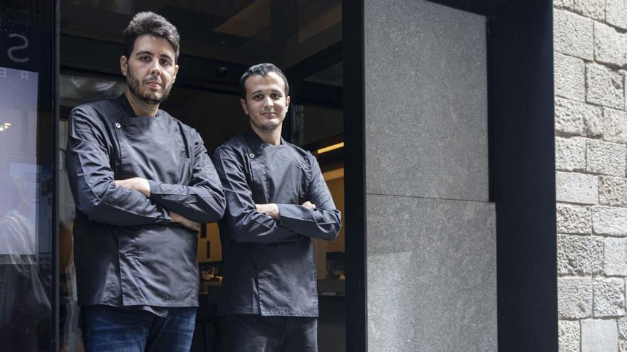 Pere Massana traspassa el Nu als dos cuiners del restaurant, que es transforma en el Nexe