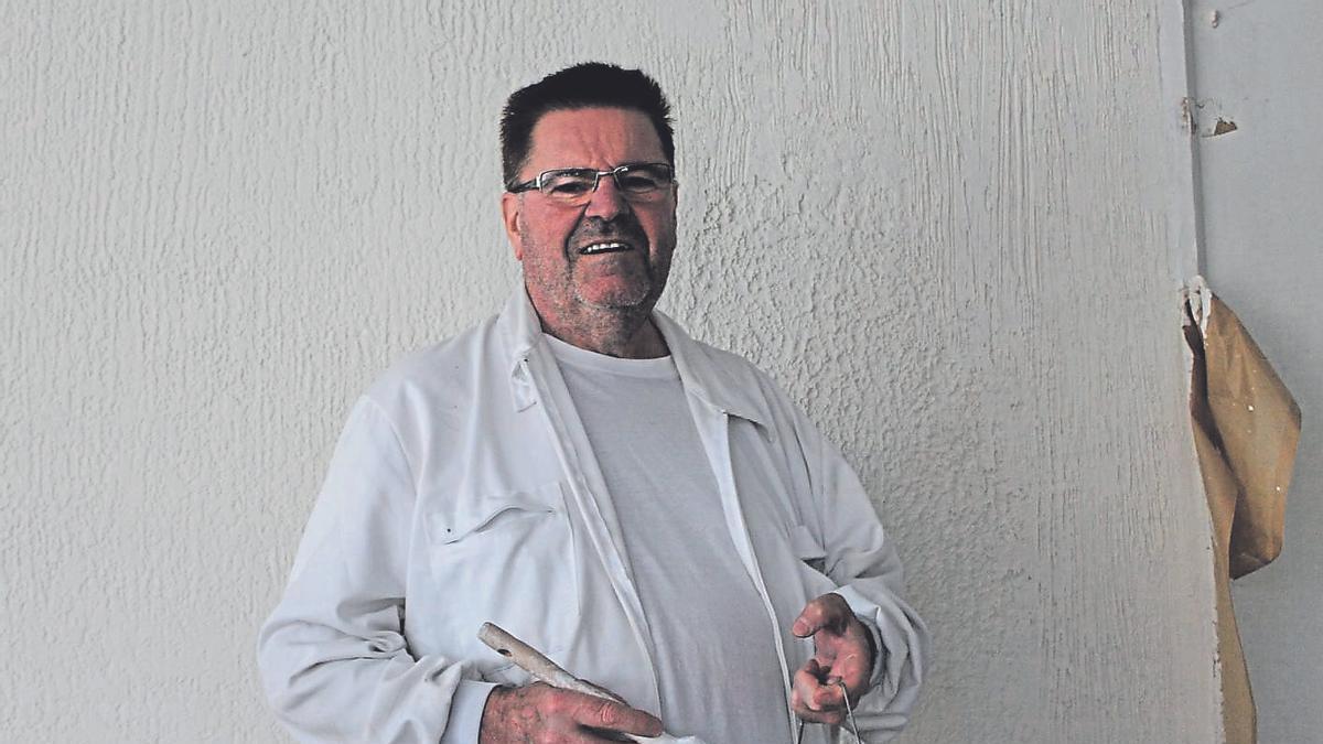 Antonio Bonache Guzmán posa armado con su brocha y un bote de pintura.