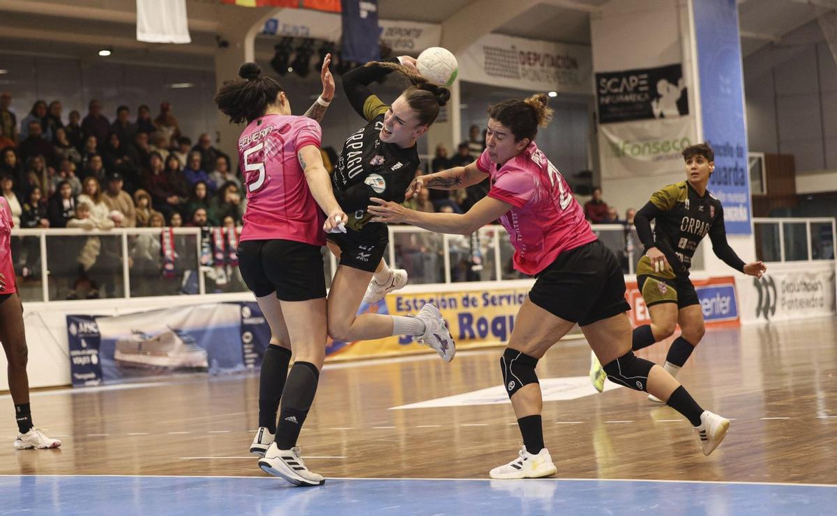 María Sancha trata de lanzar durante el partido de ida. |  Sportcoeco