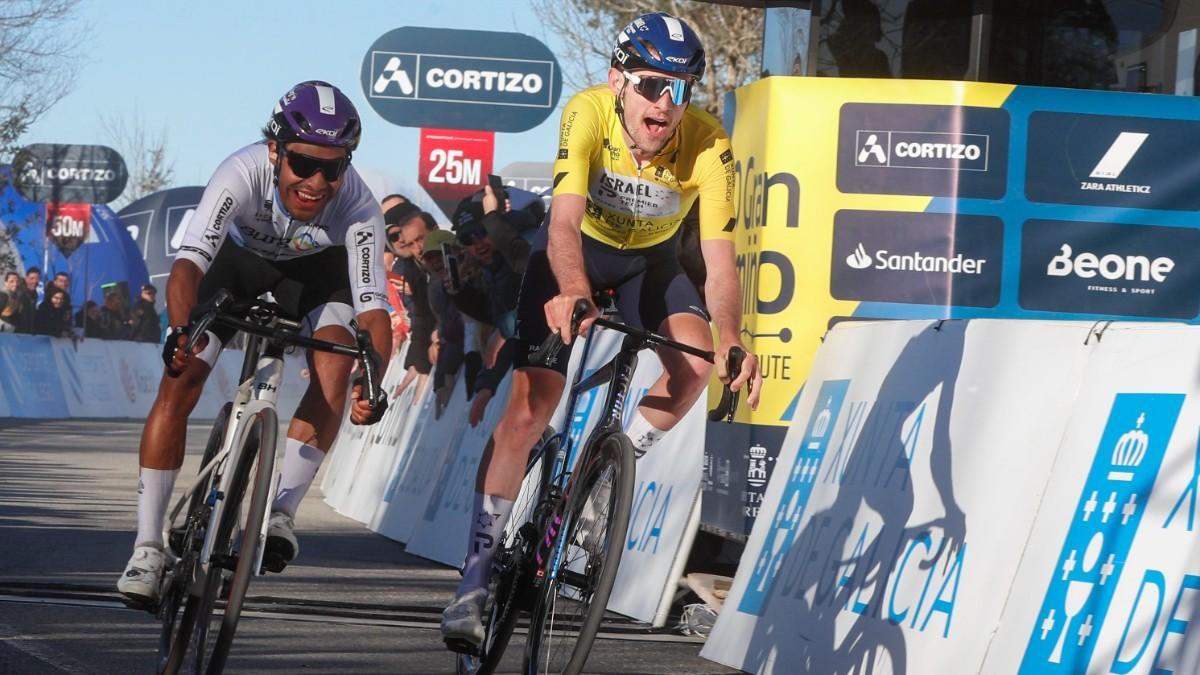 El ciclista guatemalteco Sergio Chumil (i) y el canadiense Derek Gee, en la etapa 4 de O Gran Camiño