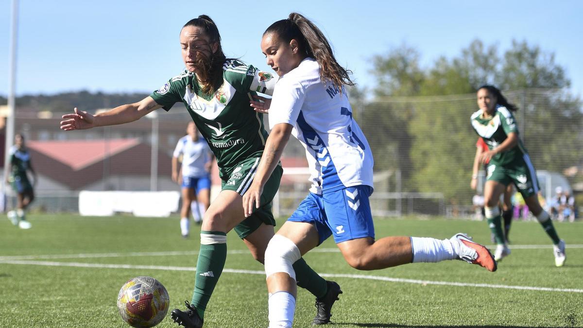 Nerea intenta regatear a una rival en el partido ante el Tenerife B.