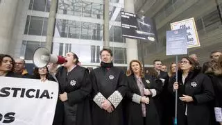 Los secretarios judiciales, aún en huelga tras 15 horas de reunión con el Ministerio