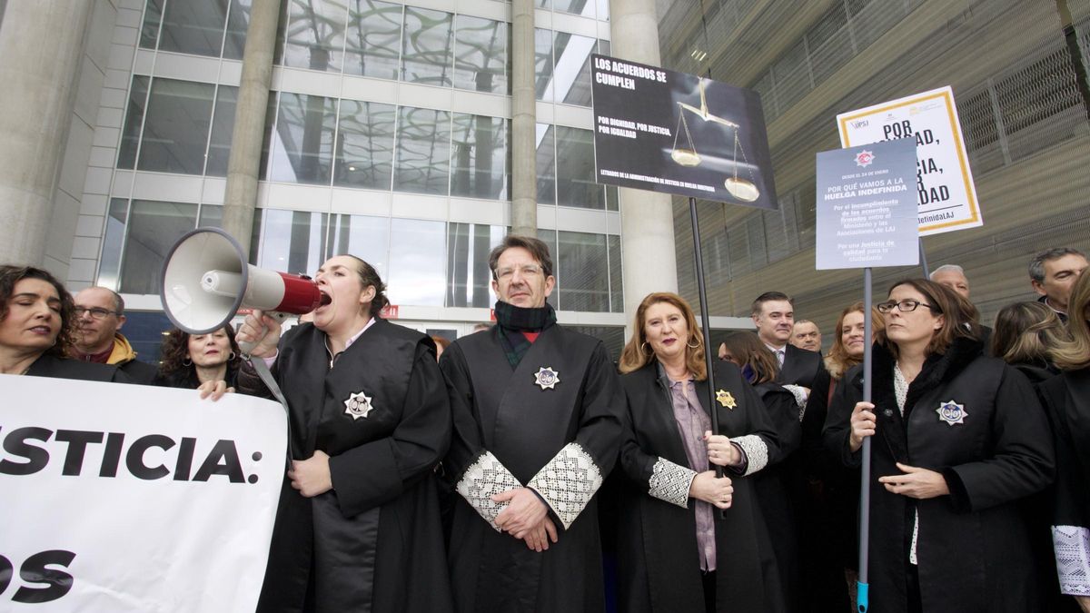 Secretarios judiciales, este viernes en la puerta de la Ciudad de la Justicia de Murcia.