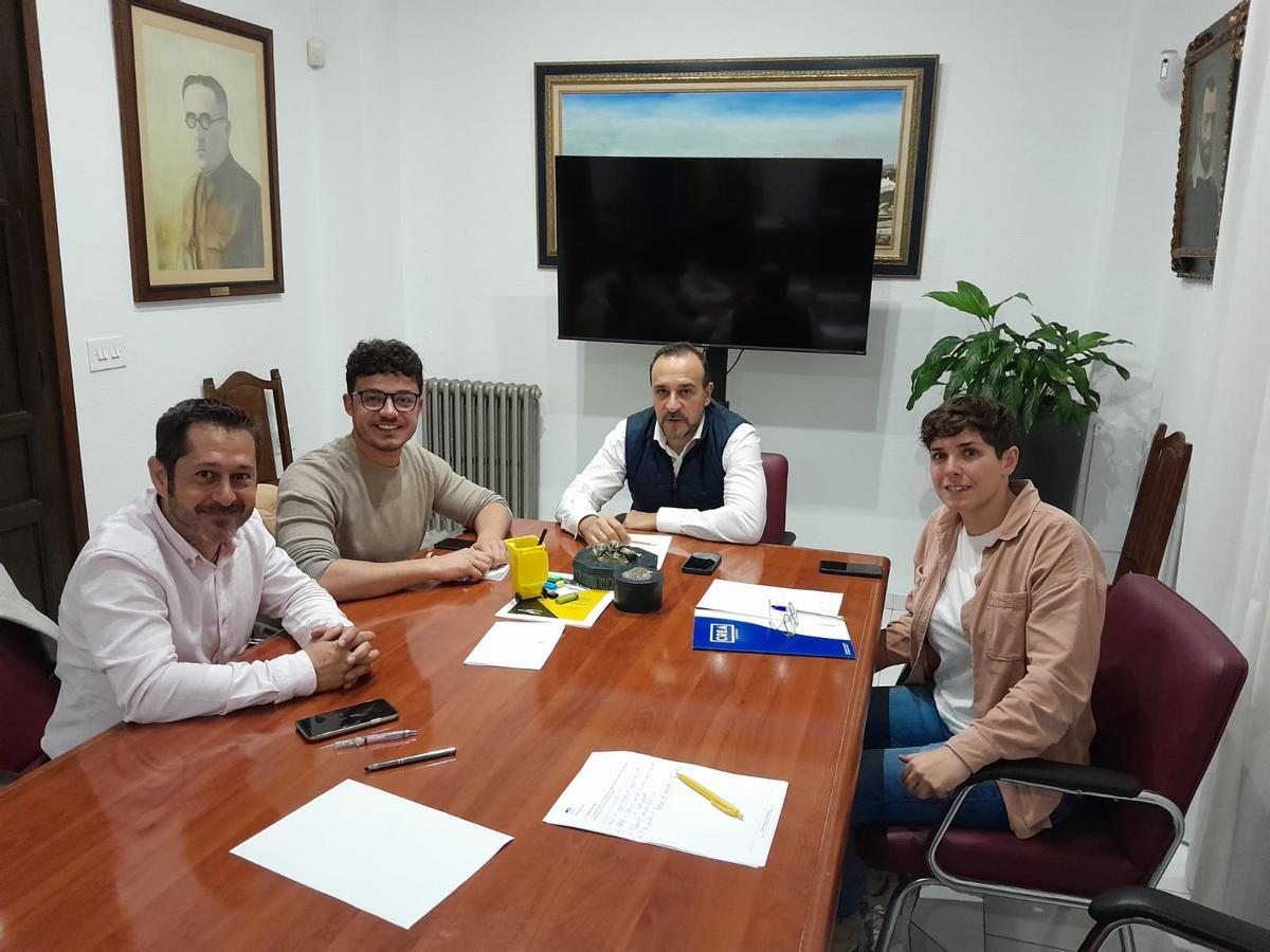 Asistentes en la reunión celebrada en la Font de la Figuera para tratar el primer encuentro comarcal de Moros y Cristianos.