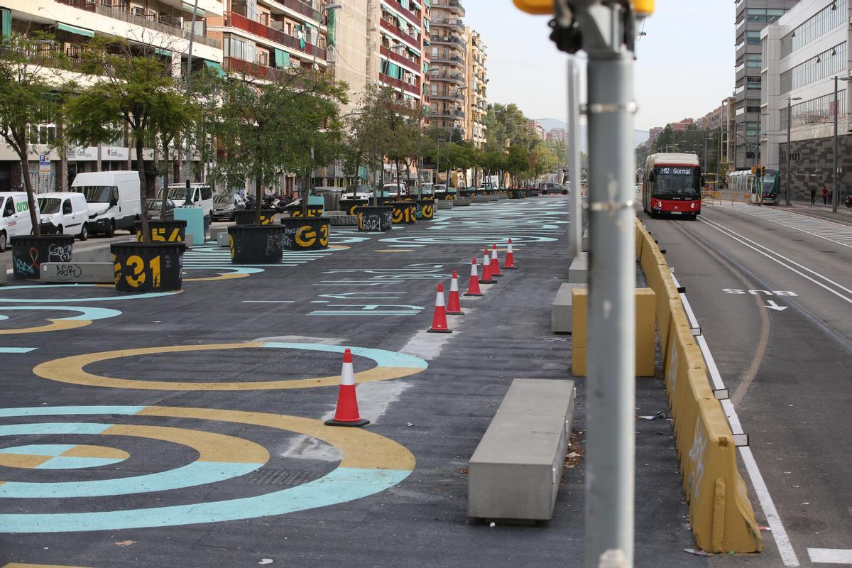 El urbanismo táctico ya llena de colores y senefas el tramo de Gran Via que va de Glòries a la Rambla del Poblenou.