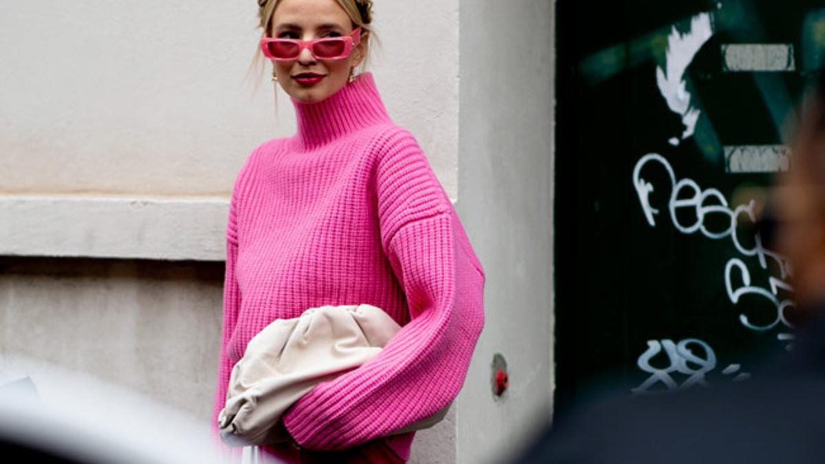 La 'it girl' alemana Leonie Hanne con el bolso 'Pouch' de Bottega Veneta en el 'street style' de Milán