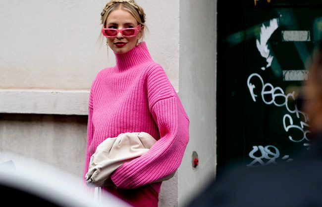 La 'it girl' alemana Leonie Hanne con el bolso 'Pouch' de Bottega Veneta en el 'street style' de Milán