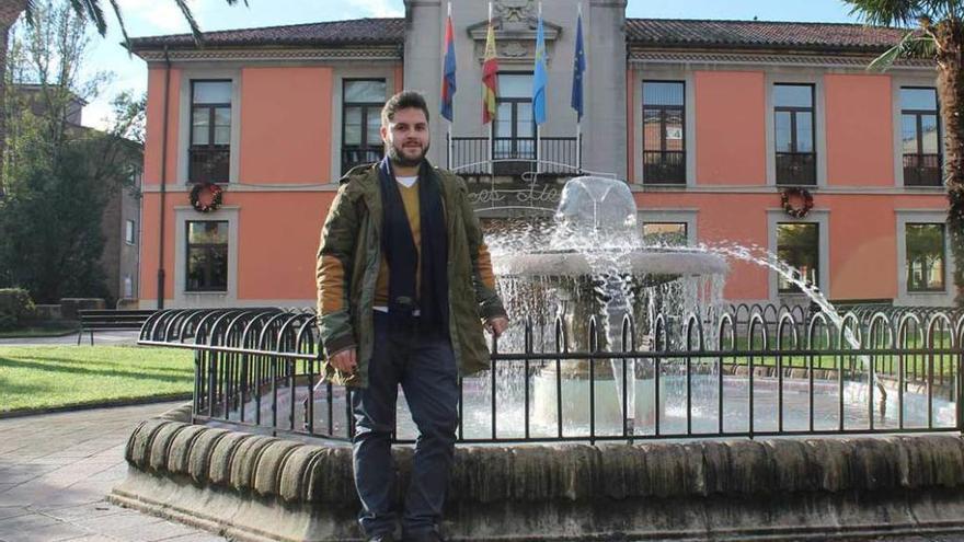 Pelayo Suárez, posando delante del Ayuntamiento de Noreña.